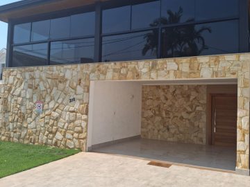 Casa de Alto Padr�o no Condom�nio Portella com 5 Su�tes