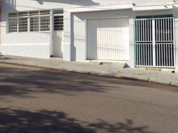 Casa com amplo quintal e 2 vagas � Vila Teixeira