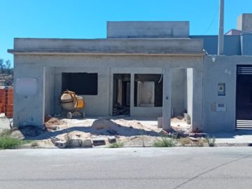 Terreno em constru��o � venda no Morro da Mata � 180m�