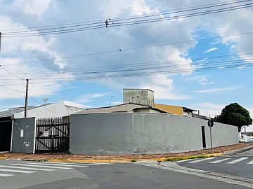 Casa ampla com su�te e estrutura para sobrado � Santa Marta