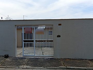 Casa com ed�cula completa � Santa Cruz, 3 vagas