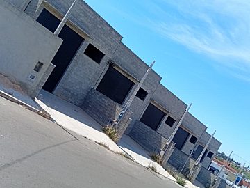 Galp�es de 134 m� com escrit�rio � Jardim Imperial